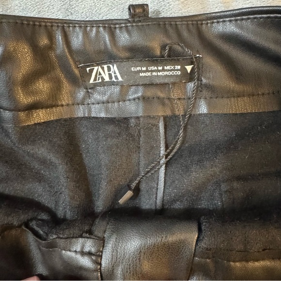 Zara Faux Leather Straight Leg Cargo Pants

#1201 - Picture 8 of 14